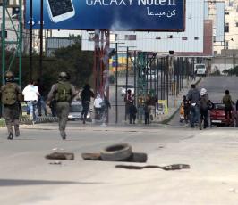 خاص فلسطين اليوم..مواجهات واعتقالات على حاجز حوارة بنابلس تضامناً مع الاسرى