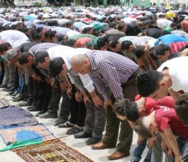 بالصورجانب من صلاة الجمعة التضامنية، مع الاسرى المضربين عن الطعام في الخليل