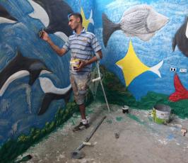 شاب فلسطينى  بقدم واحدة يبدع فى رسم اللوحات الفنية بغزة ‫(262563021)‬ ‫‬