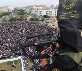 عشرات الالاف من شيوخ ونساء واطفال وقيادة الشعب الفلسطينى فى مهرجان الانطلاقة  الجهادية