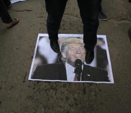 الشعبية تحرق صوراً لترامب وعلم إسرائيل وتعلن أن يوم انطلاقتها يوم غضب ‫(38863363)‬ ‫‬