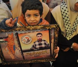 بالصور:عدسة "فلسطين اليوم" تنضم لاعتصام أهالي الأسرى أمام مقر الصليب