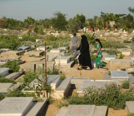 ‫أهالي الشهداء في المقابر في أول أيام العيد  ‫(41353733)‬ ‫‬.JPG