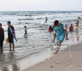 جريحان غزيان يمارسان التمارين الرياضية على شاطئ بحر غزة  ‫(38535696)‬ ‫‬.JPG