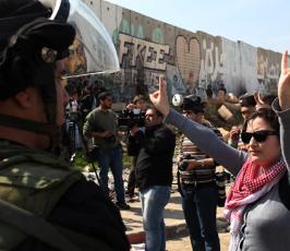 القدس: الاحتلال يقمع مسيرة نسوية فلسطينية على معبر قلنديا
