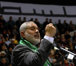 رئيس الوزراء الفلسطيني اسماعيل هنية يتحدث بكلمة أمام جمهور حاشد في تونس العاصمة