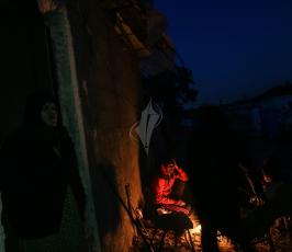 مواطنون يتجمعون حول كانون النار للتدفئة في ظل انقطاع الكهرباء (5)