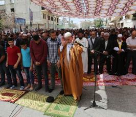  صلاة الجمعة امام مقر الصليب الاحمر بغزة تضامنا مع الاسرى في سجون الاحتلال ‫(39649821)‬ ‫‬