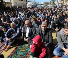 صلاة الجمعة أمام مقر الصليب الأحمر في غزة  ‫(39387655)‬ ‫‬