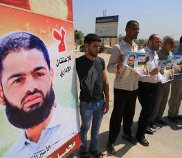 وقفة امام معبر بيت حانون تضامن مع الاسير محمد علان ‫(1)‬ ‫‬
