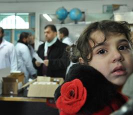 ضمن حملة "مودة" منتدى الطبيب الفلسطيني يقدم خدمات طبية للمتضررين بمراكز الإيواء جراء المنخفض بغزة