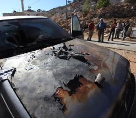 مستوطنون يحرقون 3 سيارات فلسطينية ويكنبون شعارات على جدار المسجد في قرية برقة شرق مدينة رام الله‏