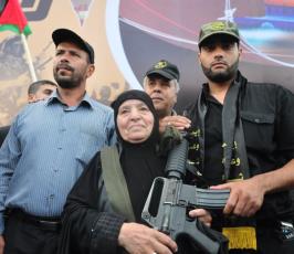 عشرات الالاف من شيوخ ونساء واطفال وقيادة الشعب الفلسطينى فى مهرجان الانطلاقة  الجهادية