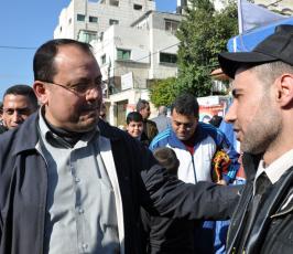 حركة الجهاد تقيم صلاة الجمعة أمام الصليب الأحمر اسنادا للأسرى