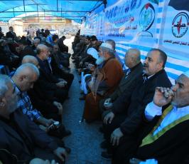 المئات من الفلسطينين يؤمون خيمة العزاء التي أقيمت في ساحة الجندي وسط غزة تضامنا مع الشعب المصري ‫(38339075)‬ ‫‬