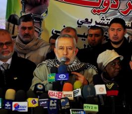 وقفة تضامنية لأهالى الأسرى مع الاسير خضر عدنان بالصليب الأحمر بغزة