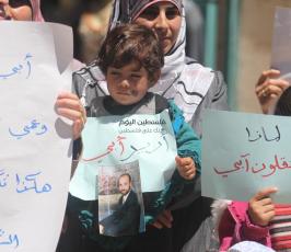 خاص فلسطين اليوم..أهالي الأسرى المعتقلين في سجون السلطة يعتصمون وسط رام الله للمطالبة بالإفراج عنهم