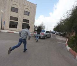 طلاب بيرزيت يطردون القنصل البريطاني إحتجاجا على السياسية البريطانية تجاه القضية