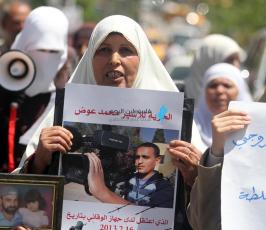 خاص فلسطين اليوم..أهالي الأسرى المعتقلين في سجون السلطة يعتصمون وسط رام الله للمطالبة بالإفراج عنهم