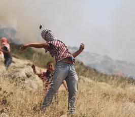 خاص فلسطين اليوم...مواجهات في دير جرير أثر قمع الاحتلال لمسيرة سلمية منددة بالاستيطان