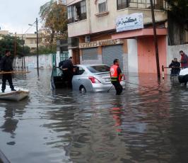الدفاع المدني ينقذ عشرات العائلات الفلسطينية من الغرف نتيجة الامطار الشديدة في غزة