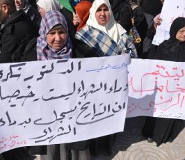بالصور وقفة لاهالى الشهداء المقطوعة رواتبهم بحرب2008-2009