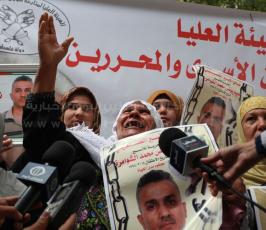  أهالي الأسرى يعتصمون امام مقر الصليب الاحمر في البيرة