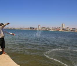 صياد فلسطيني يبحث عن رزقه في بحر غزة في شهر رمضان المبارك ‫(1)‬