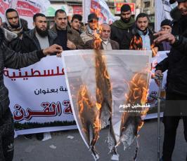 فلسطينيون يحرقون صوراً لنتنياهو وترامب  (8).JPG