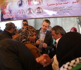 مدير الصليب الاحمر داخل خيمة الاعتصام ‫(40174081)‬ ‫‬