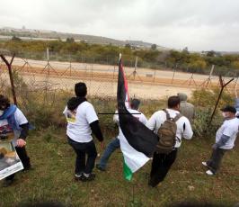 نشطاء فلسطينيون يقطعون أجزاء من معتقل عوفر غربي رام الله