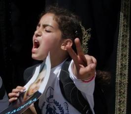 مسيرة حاشدة وسط القدس المحتلة تضامنا مع الأسرى في معركة الأمعاء الخاوية