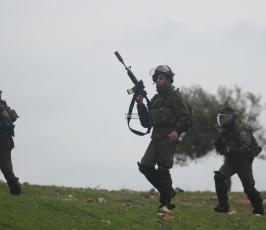 خاص فلسطين اليوم...الاحتلال يقمع مسيرة النبي صالح المنددة بالاستيطان