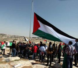 نشطاء يقيمون قرية "أحفاد يونس" مقابل مستوطنة "معالي ادوميم" قرب القدس