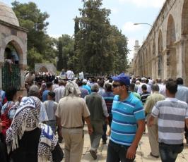 نحو 350 الف مواطن يؤدون صلاة الجمعة الثانية في رحاب الأقصى