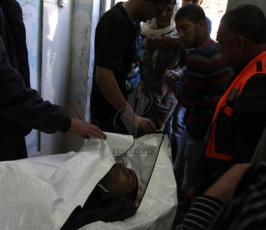 ذوو الشهيد محمد محمود اسماعيل الطريفي يلقون نظرة الوداع على جثمانه في مجمع فلسطين الطبي