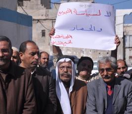 غزيون ينظمون وقفات احتجاجية أمام مراكز توزيع الأونروا رفضاً لتقليصها المساعدات