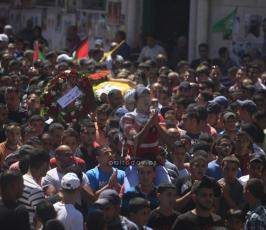 آلاف المواطنين يشيعون جثمان الشهيد عيسى القطري في مخيم الأمعري