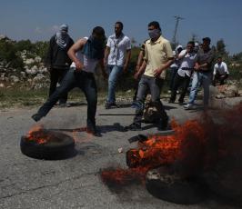خاص فلسطين اليوم..مواجهات عنيفة بين شبان فلسطينيين وقوات الاحتلال على مدخل سلواد شرقي رام الله