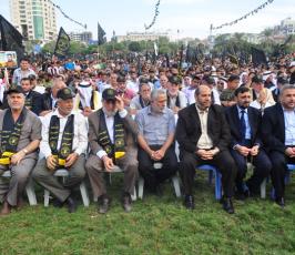 عشرات الالاف من شيوخ ونساء واطفال وقيادة الشعب الفلسطينى فى مهرجان الانطلاقة  الجهادية