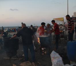 بائعين الذرة على شاطى بحر غزة ‫(39256584)‬ ‫‬