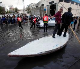 الدفاع المدني ينقذ عشرات العائلات الفلسطينية من الغرف نتيجة الامطار الشديدة في غزة
