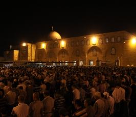 نحو 300 الف فلسطيني يحيون ليلة القدر في رحاب المسجد الاقصى المبارك