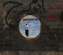 صياد فلسطيني يبحث عن رزقه في بحر غزة في شهر رمضان المبارك ‫(30438804)‬ ‫‬