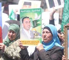رام الله: مسيرة تضامنية مع الاسرى المضربين عن الطعام لليوم الـ37 على التوالي
