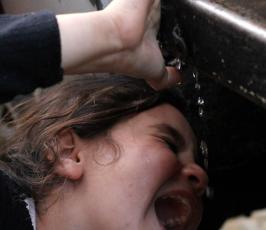 لاجئون فلسطينيون يعيشون في مخيم الشاطئ غرب مدينة غزة