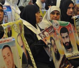 بالصور:اهالي الاسرى يواصلون اعتصامهم الأسبوعي قبالة الصليب الاحمر بغزة