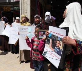 خاص فلسطين اليوم..أهالي الأسرى المعتقلين في سجون السلطة يعتصمون وسط رام الله للمطالبة بالإفراج عنهم