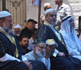 صلاة الجمعة أمام الصليب الأحمر