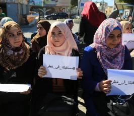 عالقين للمطالبة بفتح المعبر ‫(1)‬ ‫‬